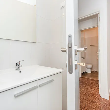 Houze Spacious Near Marques De Pombal